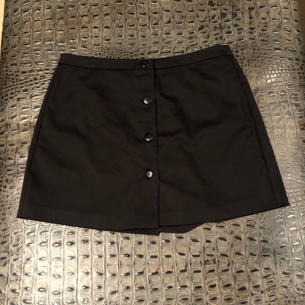 NEW!! Cache Black Skorts!!